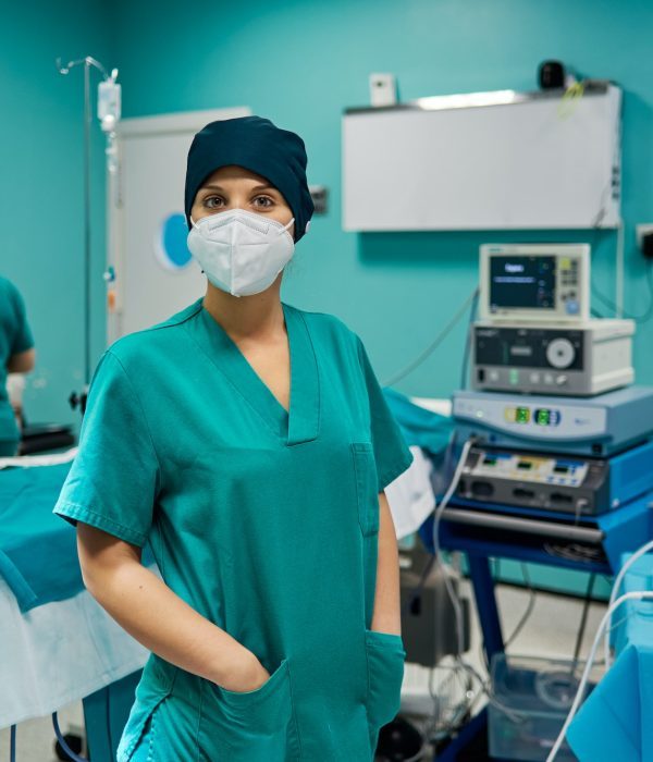 surgeon-in-uniform-and-respiratory-mask-in-clinic-qavnl9karafooa4obtoq7opzk7zofkcrcwx76hmp20